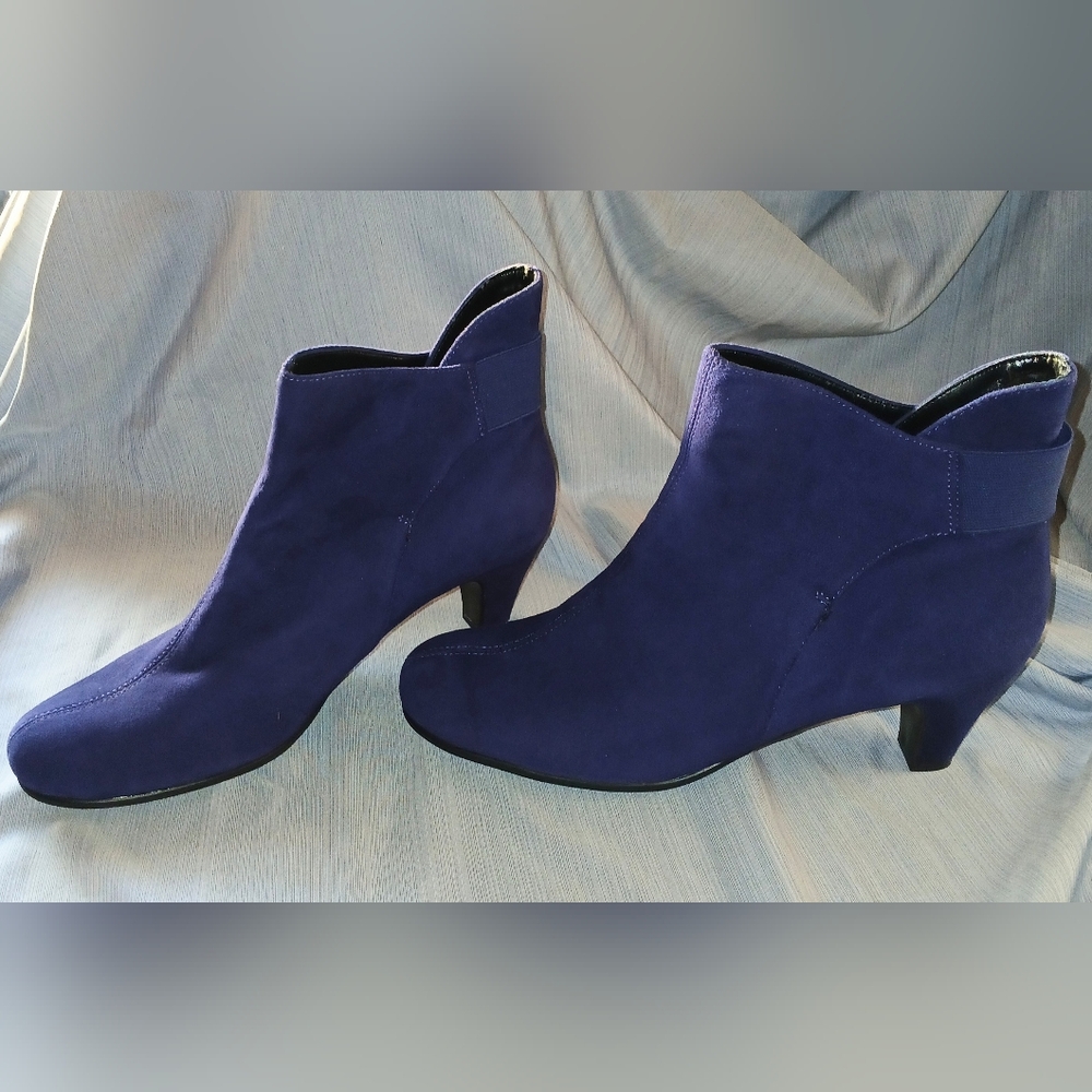 AEROSOLES Women's Blue "Playlist" Ankle Boots.
